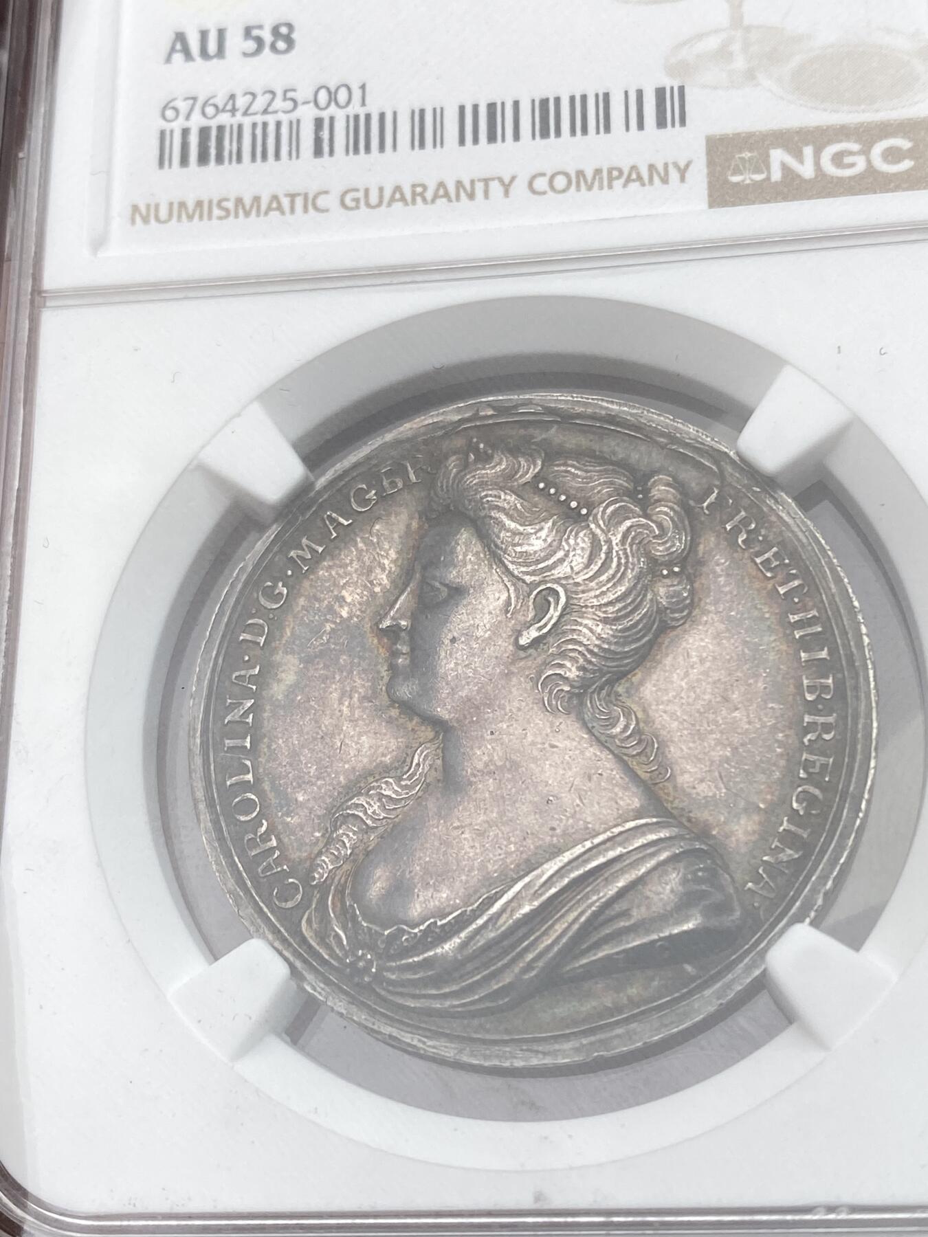 万国钱币拍卖第055期 NGC AU58 1727年英国乔治二世卡罗琳加冕纪念银章 英系高浮雕不列颠尼娅与宗教化身献上祝福 罕见玫瑰红彩包浆