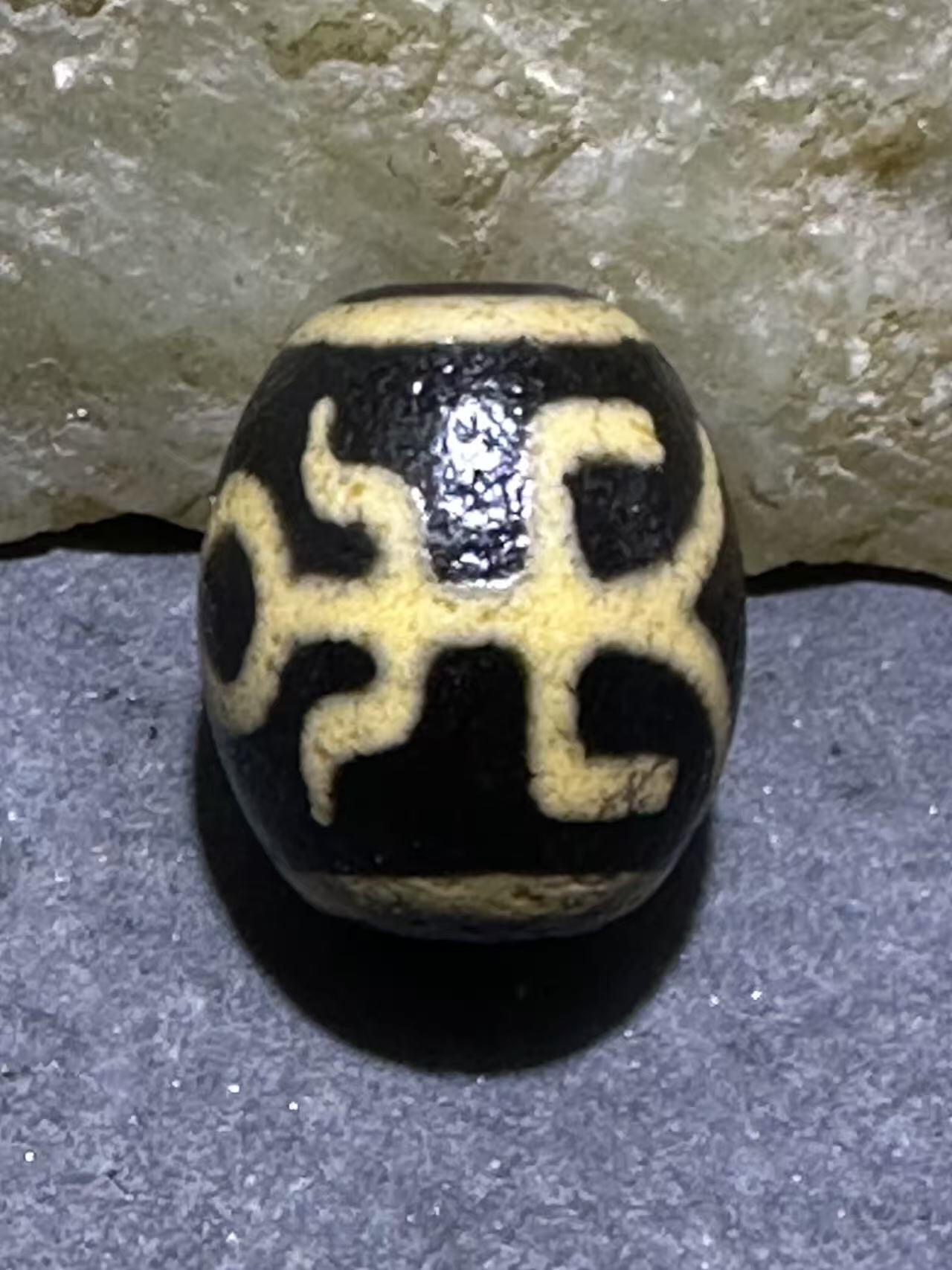 仅此一颗，精品藏传牙黄贵人玛瑙天珠一颗，。，