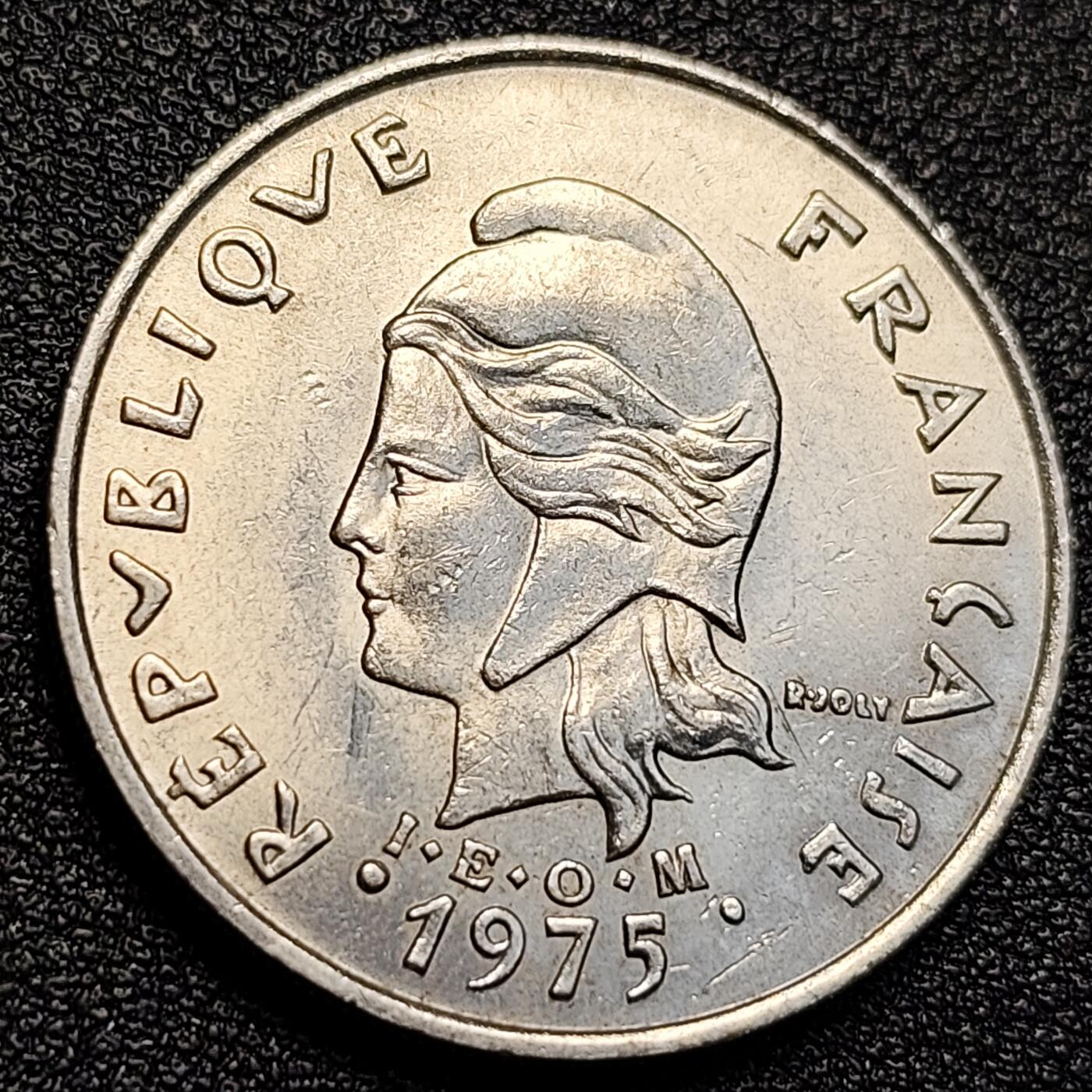 泉币菌-第129场-精品福利场（本场拍品多，请提前出价） 带光 法属新赫布里底1975年20法郎 面具 加字版 镍币 外国硬币 28.3mm