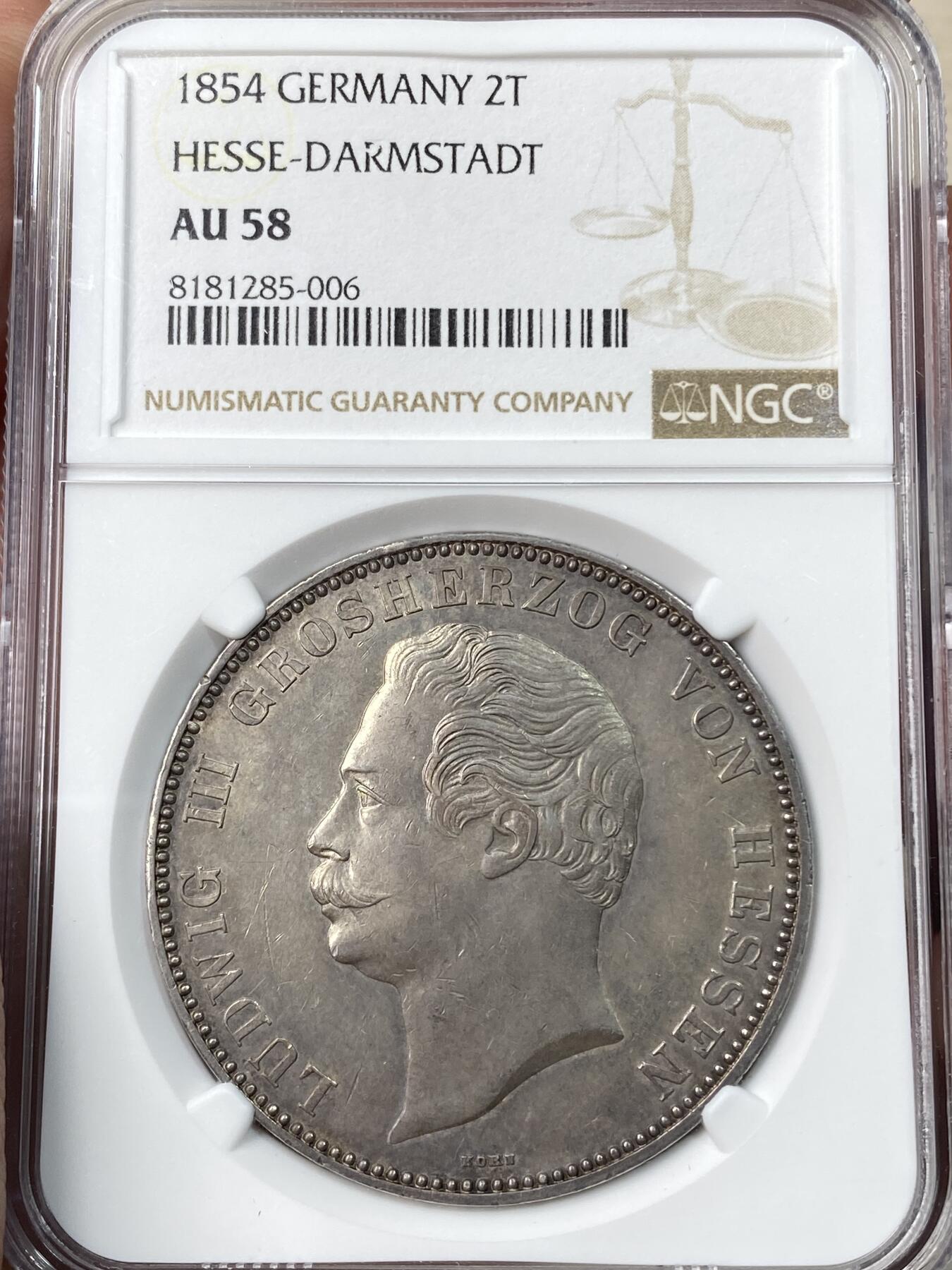 万国钱币拍卖第055期 NGC AU58 1854年德国黑森-达姆施塔特双狮纹章流通2泰勒 小邦中的超级难点 与另一版头像的黑森双狮不是一个级别的存在 单年发行43000枚且充分流通 NGC共4枚评级记录 PC最高分58  原味淡彩足以入藏的品质