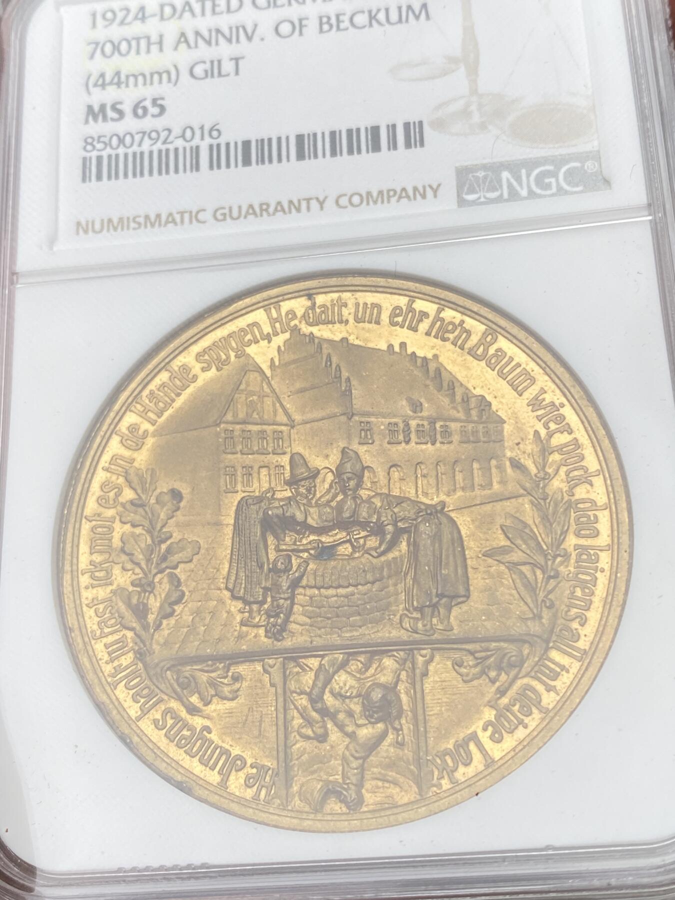 万国钱币拍卖第055期 NGC MS65 1924年德国贝库姆建城700周年纪念镀金大铜章 顶级BU精制镜面高浮雕 城市景观被黄金覆盖 富丽堂皇 44MM 29.2G