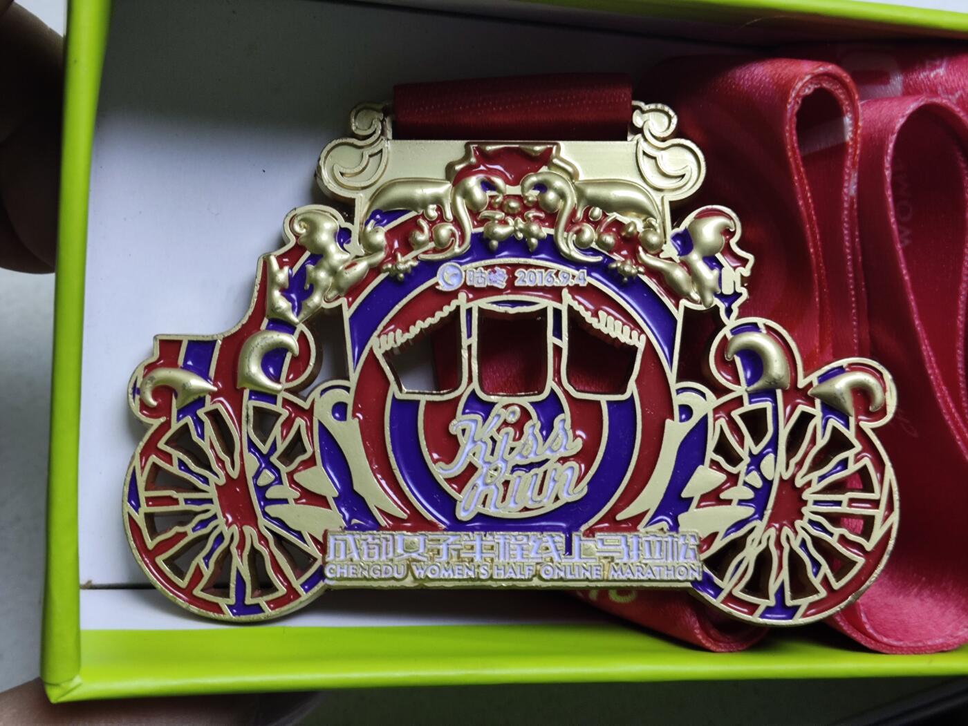 体育马拉松奖牌 2016年成都女子半程线上马拉松奖牌咕咚纪念章，金属材质，南瓜马车造型