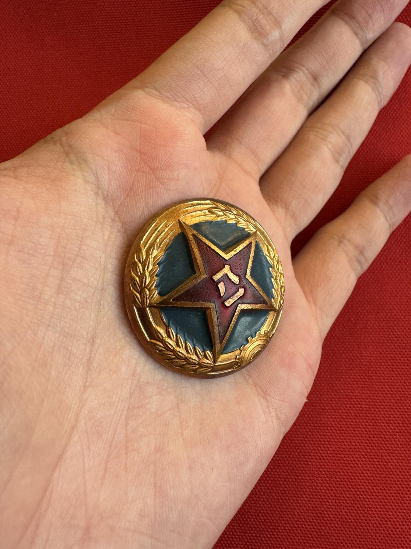 五哥徽章群   15号周六晚上八点4群联拍 帽徽