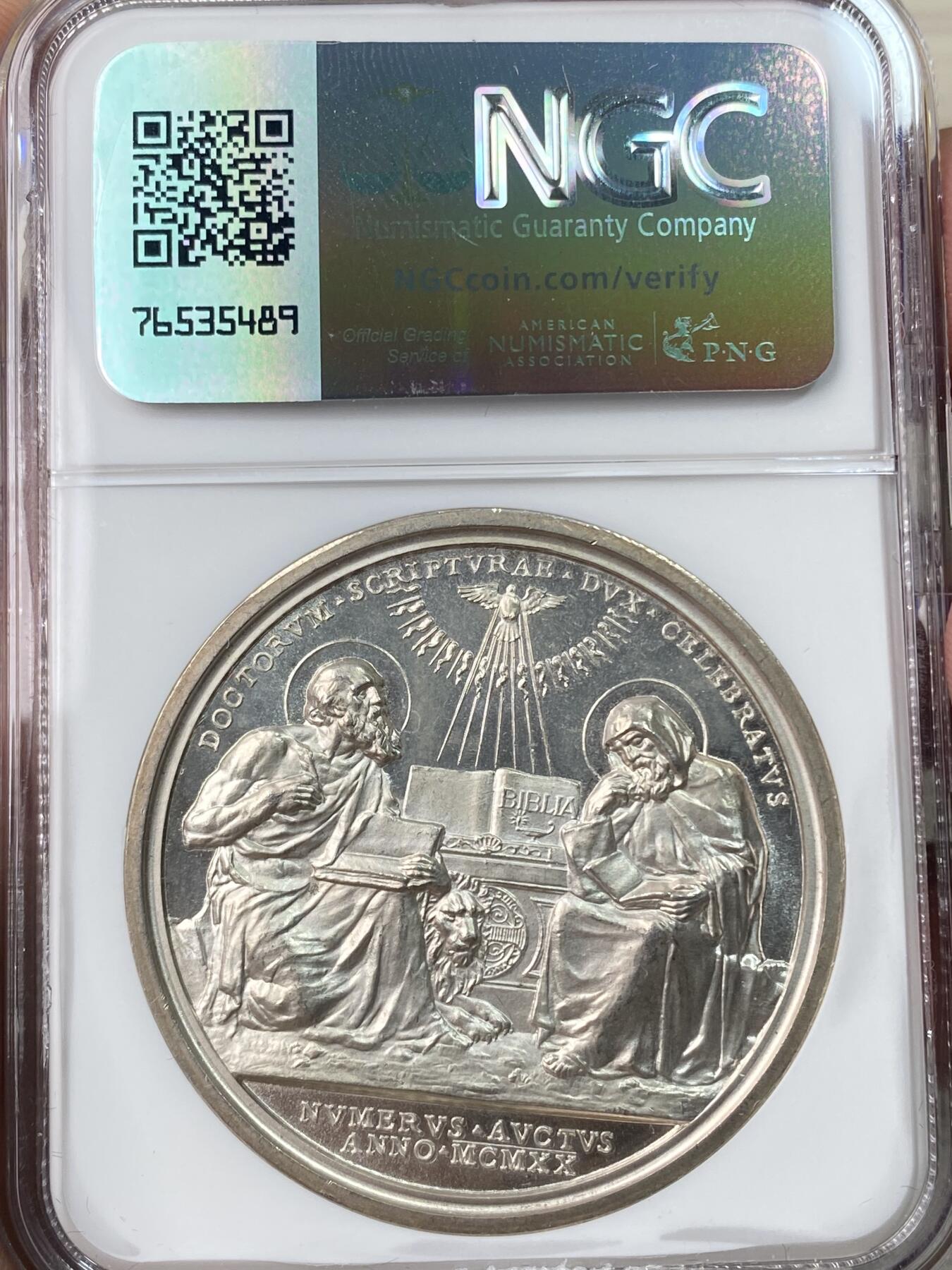 万国钱币拍卖第055期 NGC MS64 1920年梵蒂冈教皇国本笃十五世使徒佩特罗纪念大银章 高浮雕双圣圣杰罗尼姆和圣以法莲研读圣经 雄狮安坐在旁 镜面喷砂质感顶级收藏级