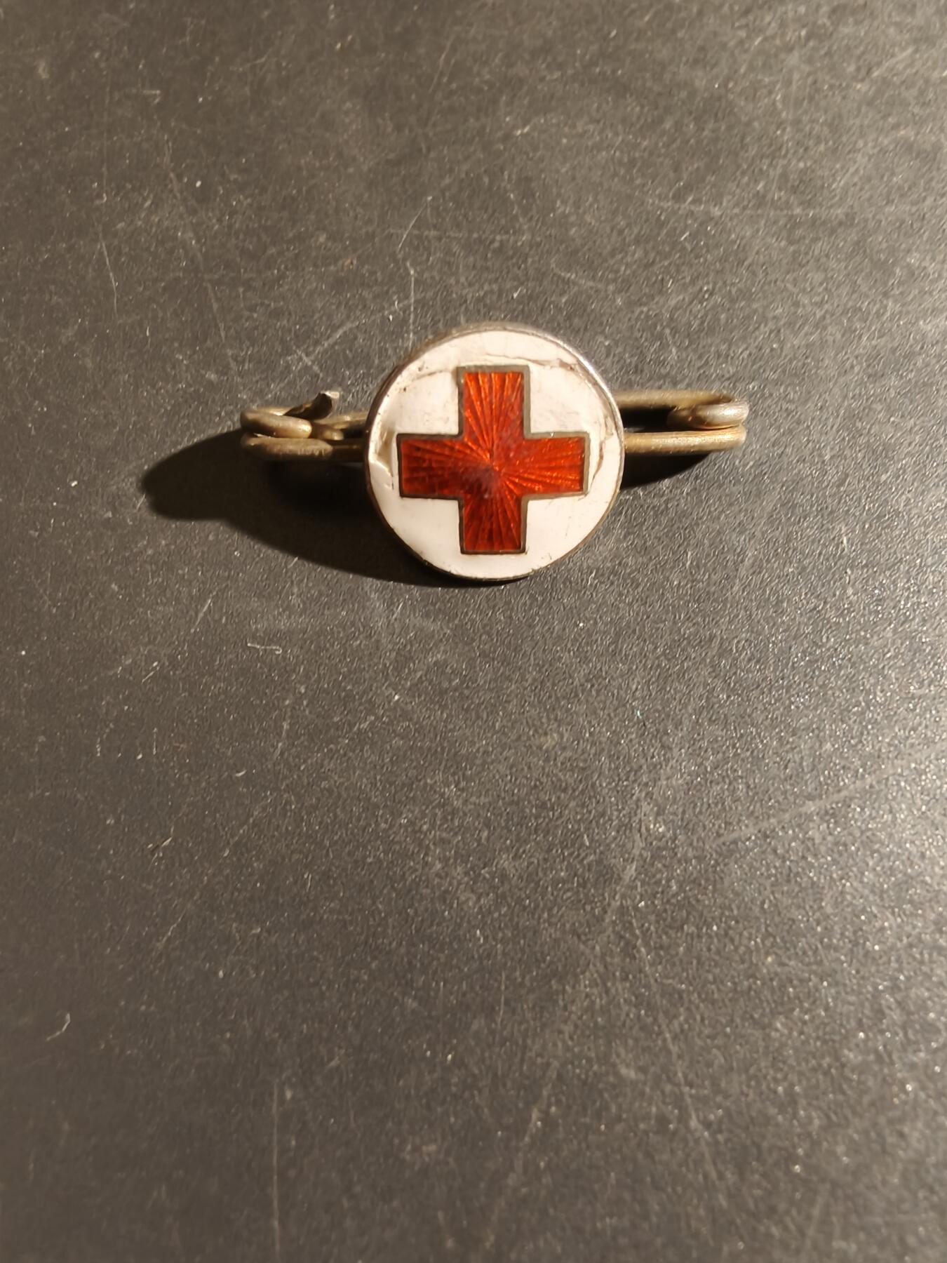 老王徽章第163期 13-15日三场连拍 16日统一发货  13、14日结束后可寄存 丹麦红十字会徽章    830银质珐琅     2.2g