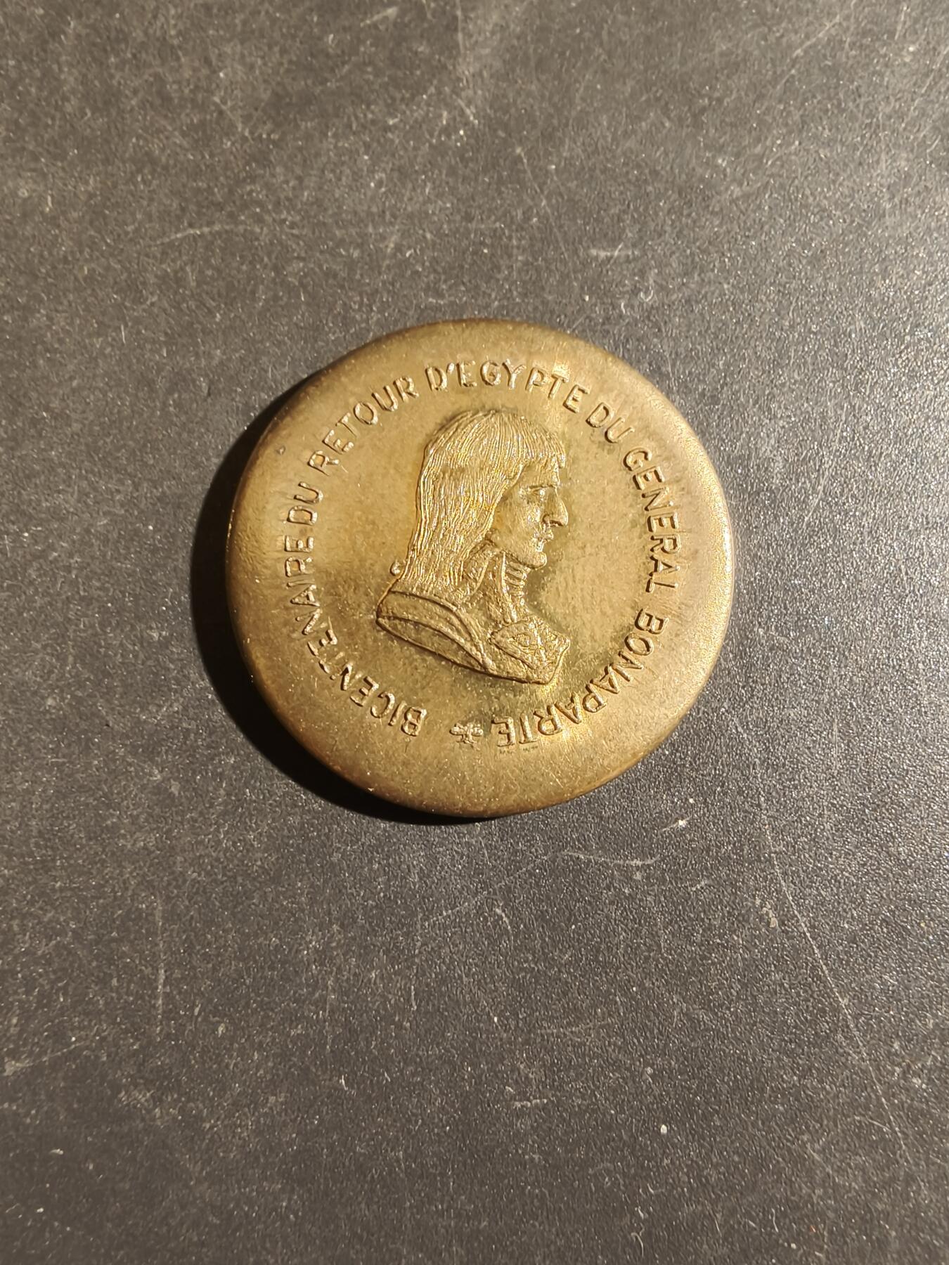 老王徽章第163期 13-15日三场连拍 16日统一发货  13、14日结束后可寄存 法国1999年圣拉斐尔集邮博览会纪念章    青年拿破仑头像     原盒     直径27mm.    重量9.1g