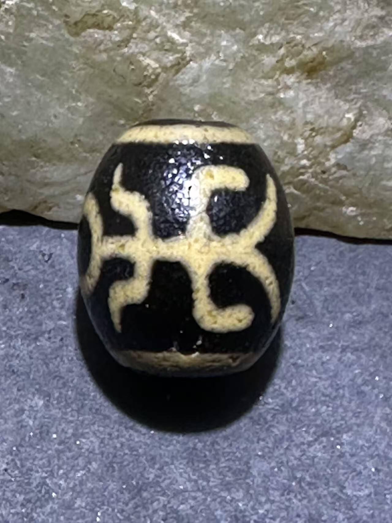 仅此一颗，精品藏传牙黄贵人玛瑙天珠一颗，。，