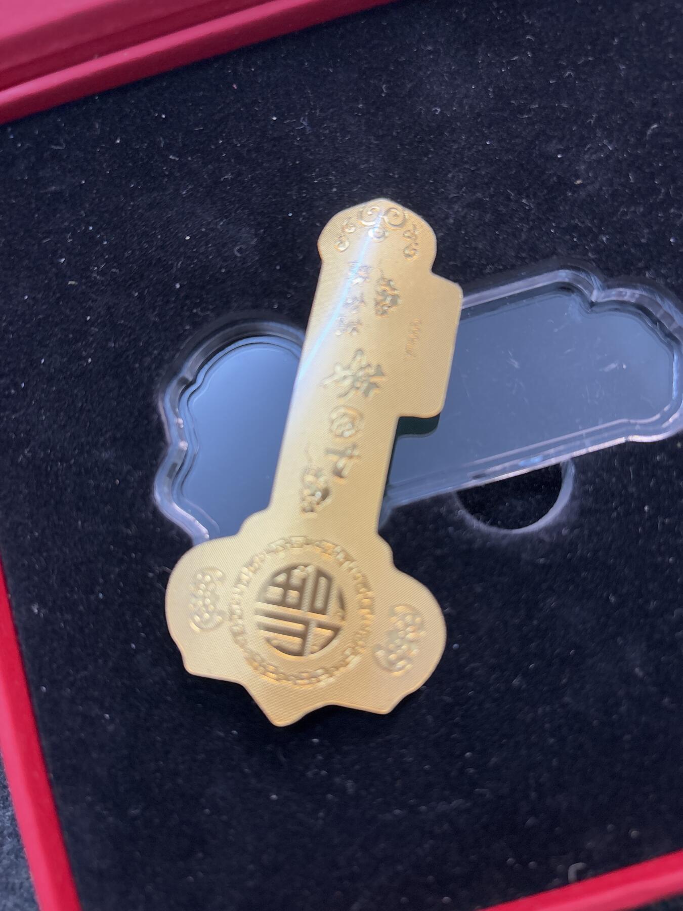 文馨钱币收藏第 281 场，【 长期接收代拍品】银元，银币，套币，纸币专场（本场截拍后休息三天，19 号发货） 开启财富之门金钥匙，一张金色纸片钥匙，带证书，金不金，含不含金不知道