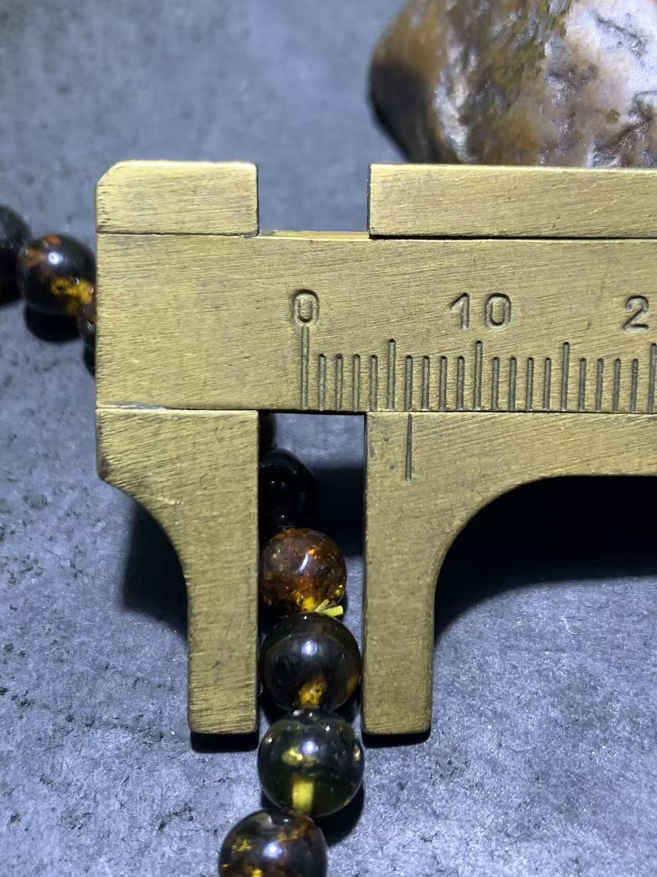 乌克兰花珀随形手串一条，