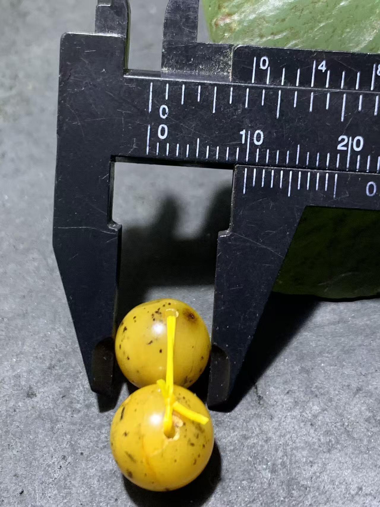 天然俄料蜜蜡通货圆珠一对，