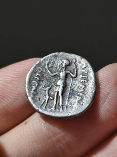 罕见精品！希腊化时代 - 潘菲利亚 阿尔忒弥斯月亮女神一德拉克马银币 公元前255-前235年。