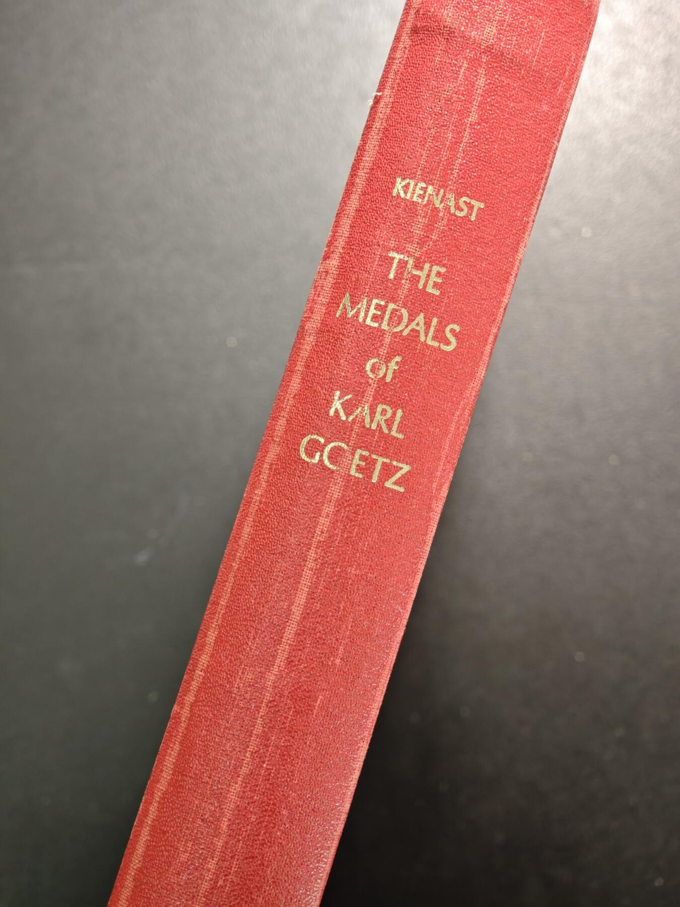 【德藏】世界币章拍卖第153期（拍品征集中~欢迎藏友联系） 97成新 绝版 1967年第一版 章牌大师卡尔歌茨-纪念章Kienast目录 作者亲笔签名版 超大开本 评级公司同款 全书约284页 布面镶嵌硬壳精装
