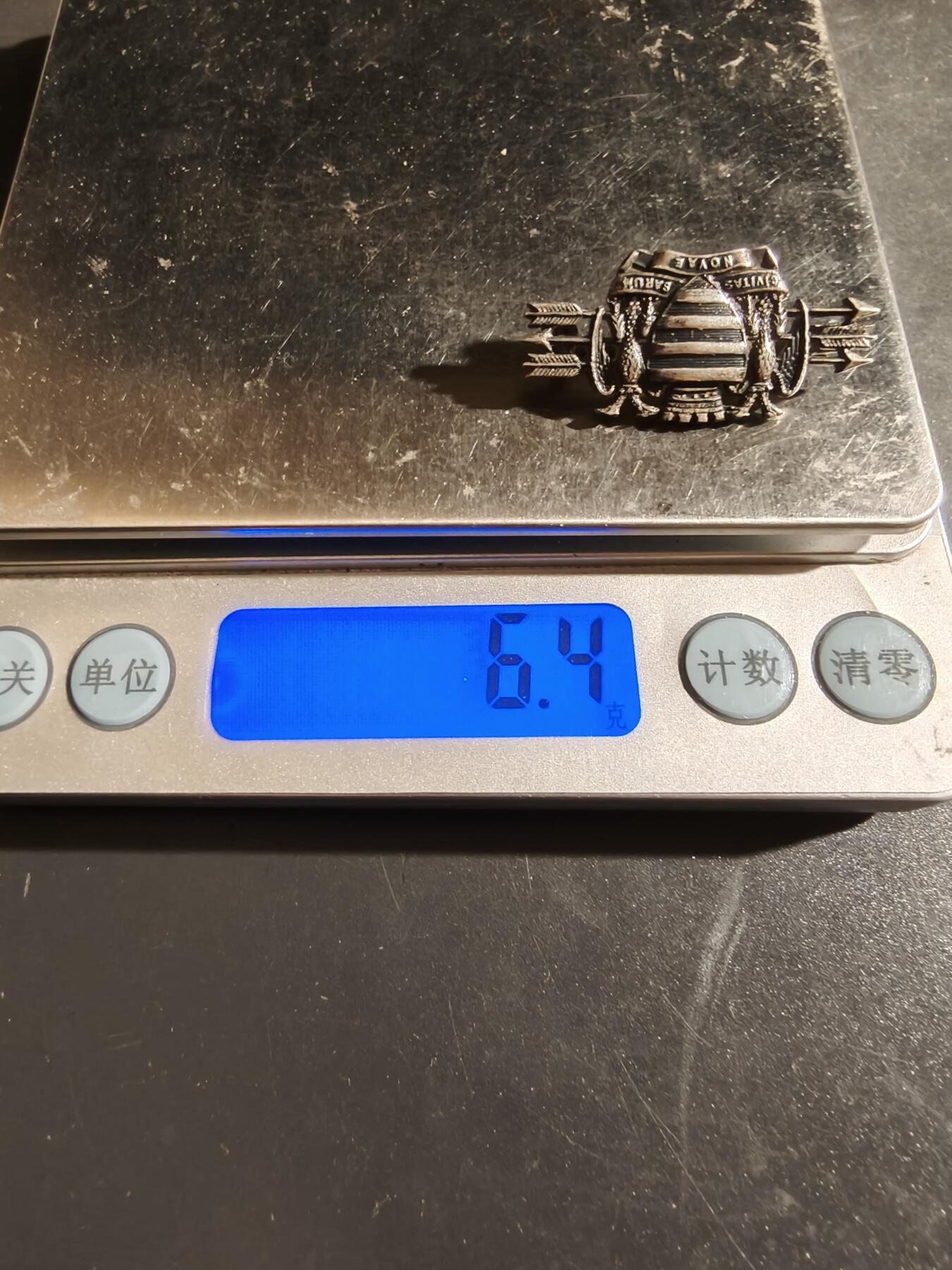 老王徽章第163期 13-15日三场连拍 16日统一发货  13、14日结束后可寄存 英国证章    925银    6.4g