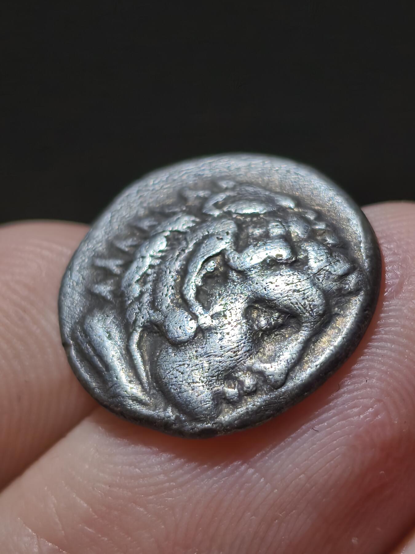 星盘世界钱币十一月二十二日古典币精品专场 典藏精品！亚历山大大帝狮皮-赫拉克勒斯 在世版1德拉克马银币 在世版银币很少 国内外均为极为热门品类 背面手持火炬的赫卡特女神 照亮暗夜的明灯 估价200欧元左右