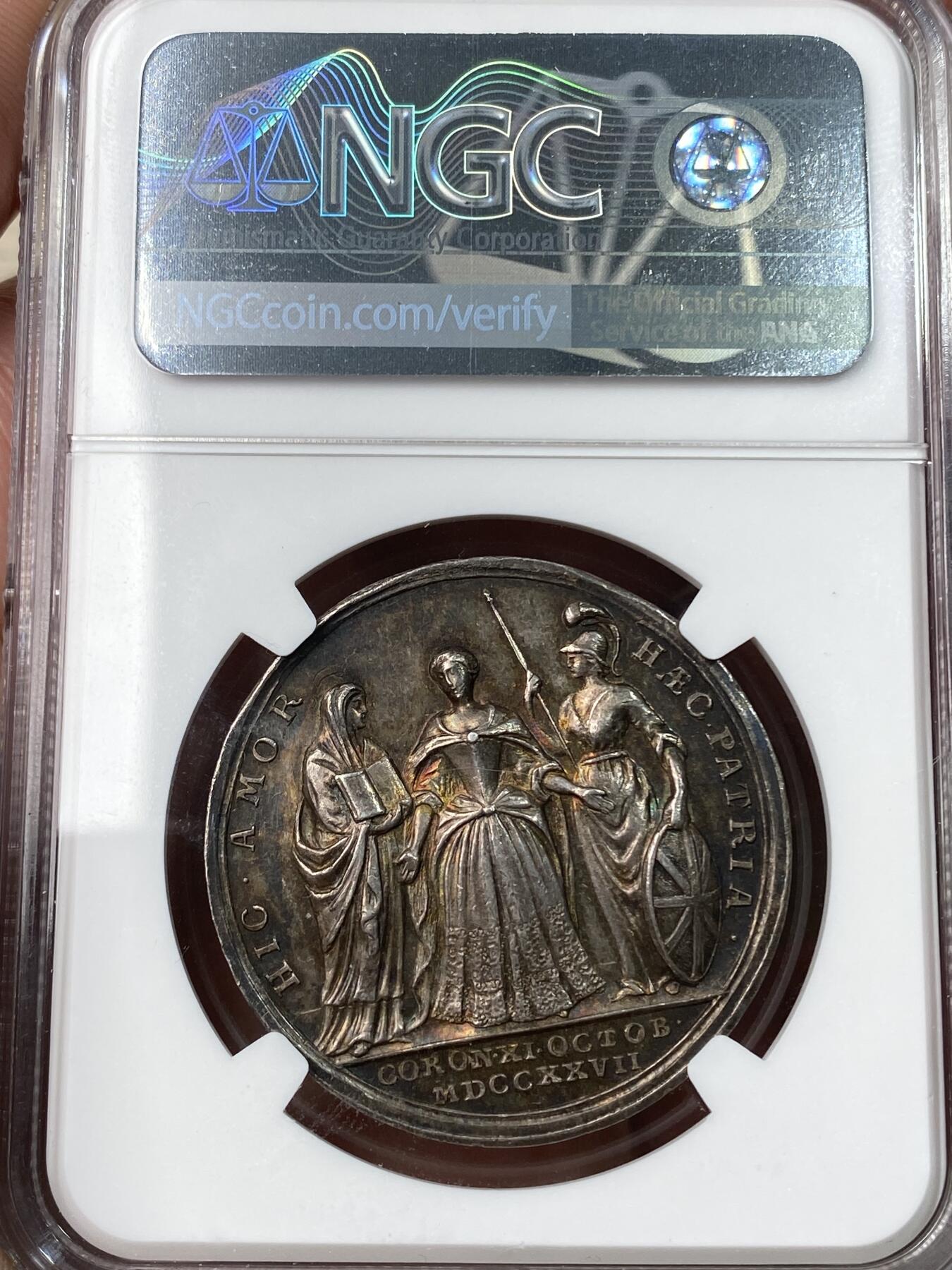 万国钱币拍卖第055期 NGC AU58 1727年英国乔治二世卡罗琳加冕纪念银章 英系高浮雕不列颠尼娅与宗教化身献上祝福 罕见玫瑰红彩包浆