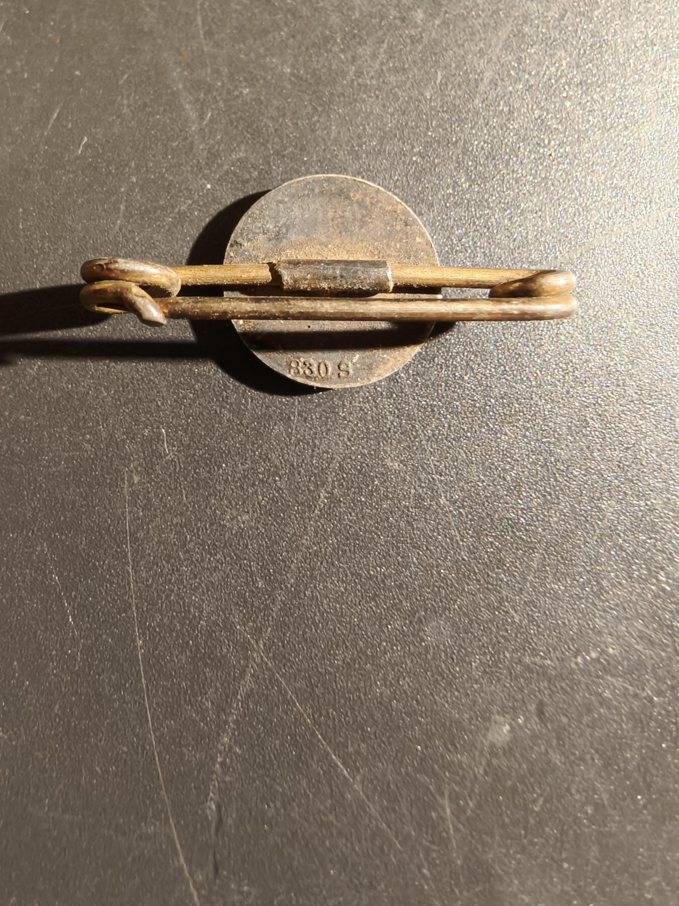 老王徽章第163期 13-15日三场连拍 16日统一发货  13、14日结束后可寄存 丹麦红十字会徽章    830银质珐琅    2.4g