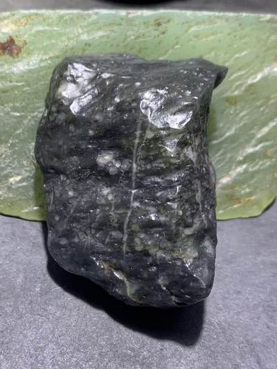 新疆戈壁风化纹和田玉青花玉原石一颗 - 新疆戈壁风化纹和田玉青花玉原石一颗