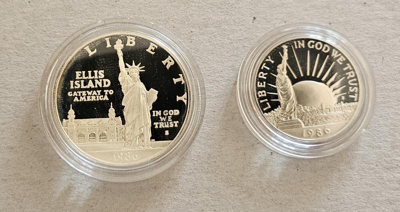 【币将精彩】世界钱币拍卖（2025-11-26） 美国1986币自由女神像百年精制套装两枚，1元银币26.7克，有氧化带包装。