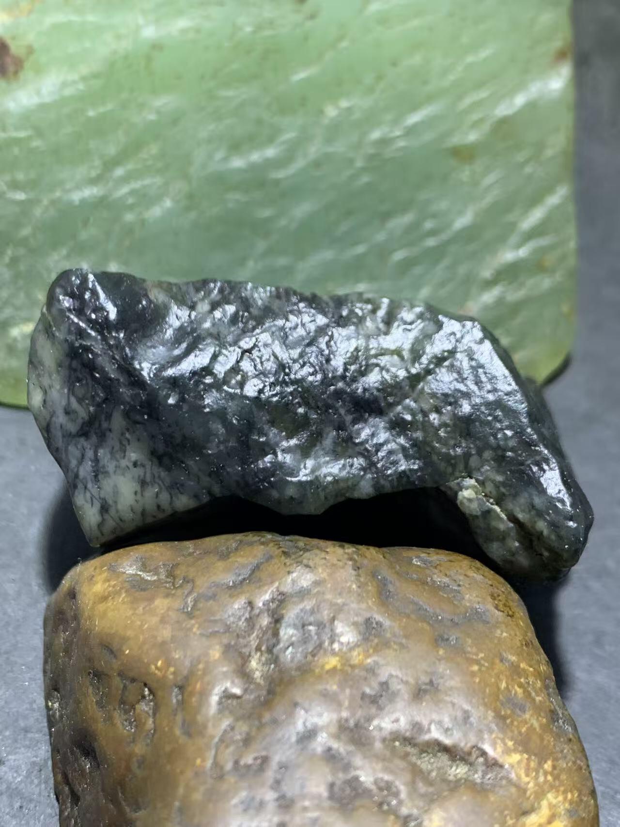 新疆戈壁风化纹和田玉青花玉原石一颗