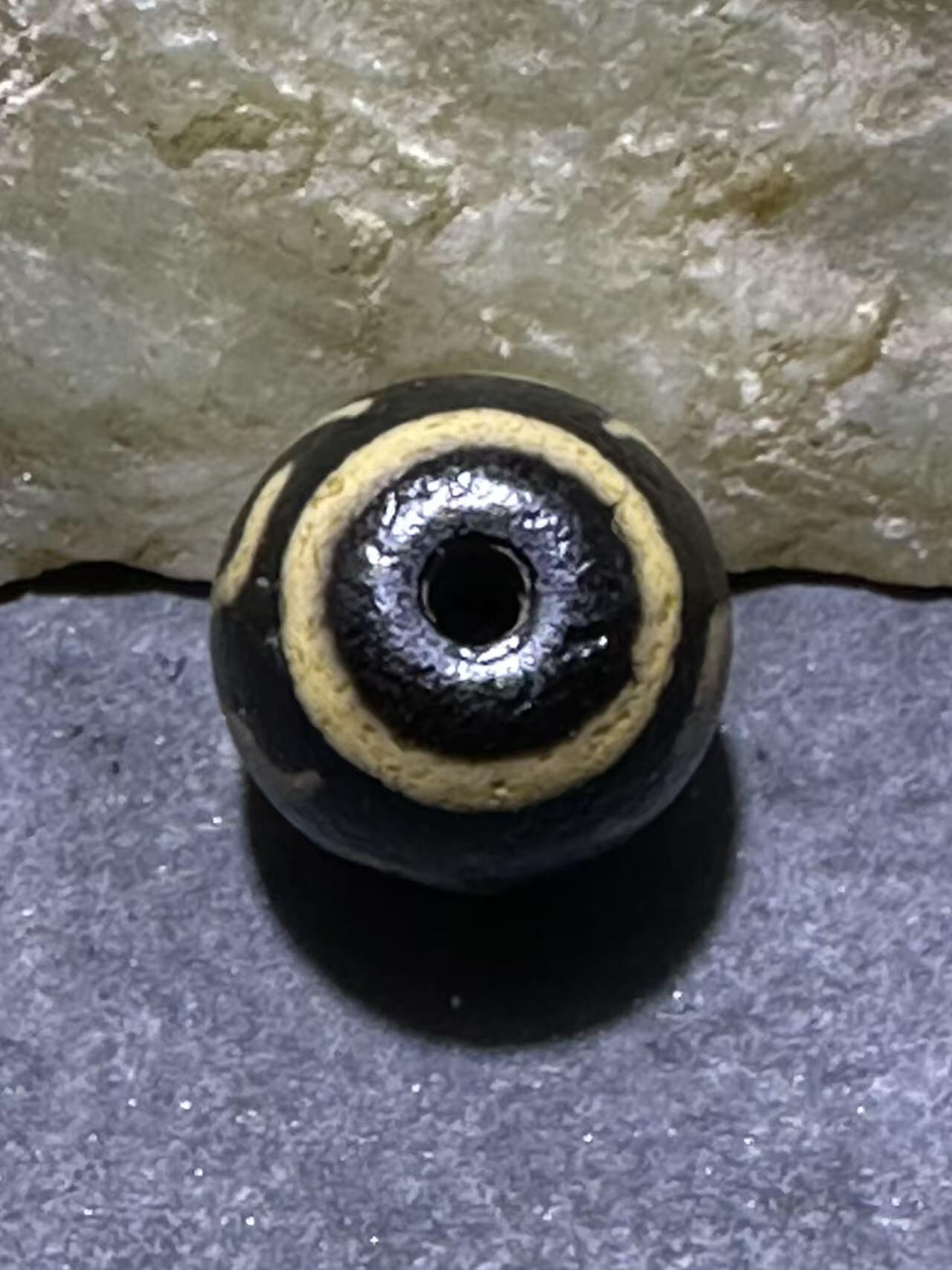 仅此一颗，精品藏传牙黄贵人玛瑙天珠一颗，。，