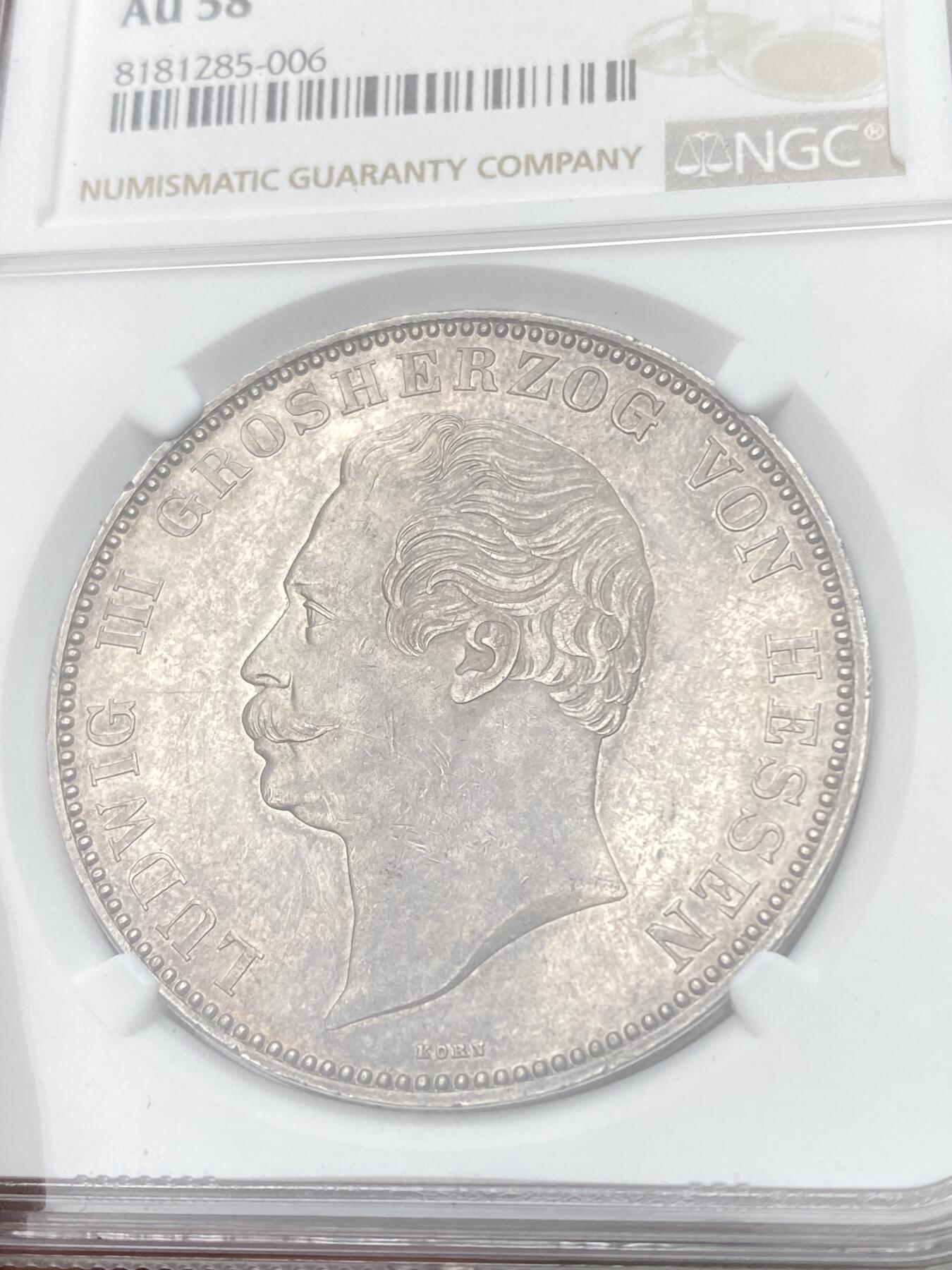 万国钱币拍卖第055期 NGC AU58 1854年德国黑森-达姆施塔特双狮纹章流通2泰勒 小邦中的超级难点 与另一版头像的黑森双狮不是一个级别的存在 单年发行43000枚且充分流通 NGC共4枚评级记录 PC最高分58  原味淡彩足以入藏的品质
