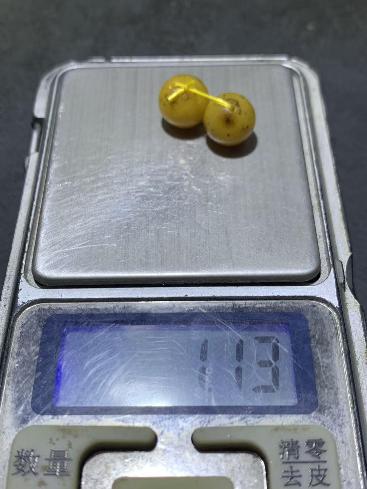 天然俄料蜜蜡通货圆珠一对，