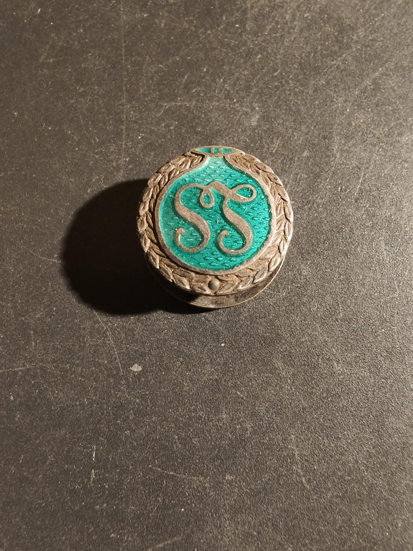 老王徽章第163期 13-15日三场连拍 16日统一发货  13、14日结束后可寄存 丹麦基督教青年组织证章    800银珐琅    3.8g