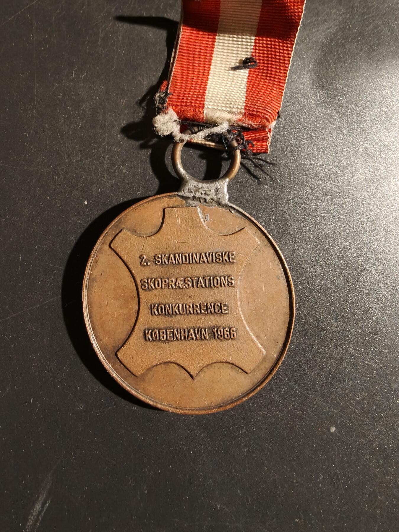 老王徽章第163期 13-15日三场连拍 16日统一发货  13、14日结束后可寄存 丹麦1966年第5届全国铁路工人大会纪念章