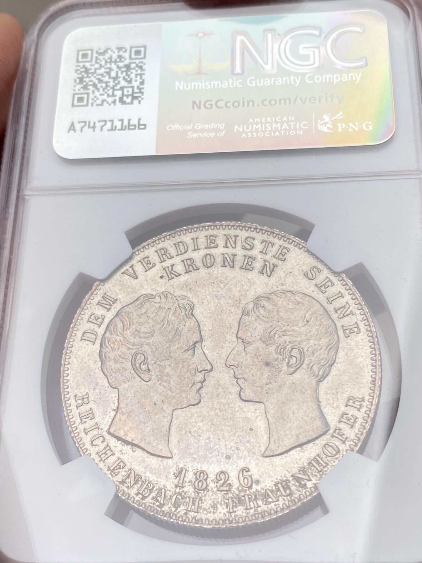 万国钱币拍卖第055期 NGC MS61 1826年德国巴伐利亚路德维希一世时期两位杰出科学家纪念大泰勒 币面有类似博物馆收藏编号的数字 1826年巴伐利亚赖兴巴赫和夫琅禾费相继去世 这是王国重大损失 路德维希一世发型此泰勒边铭文:为居功至伟者献上桂冠