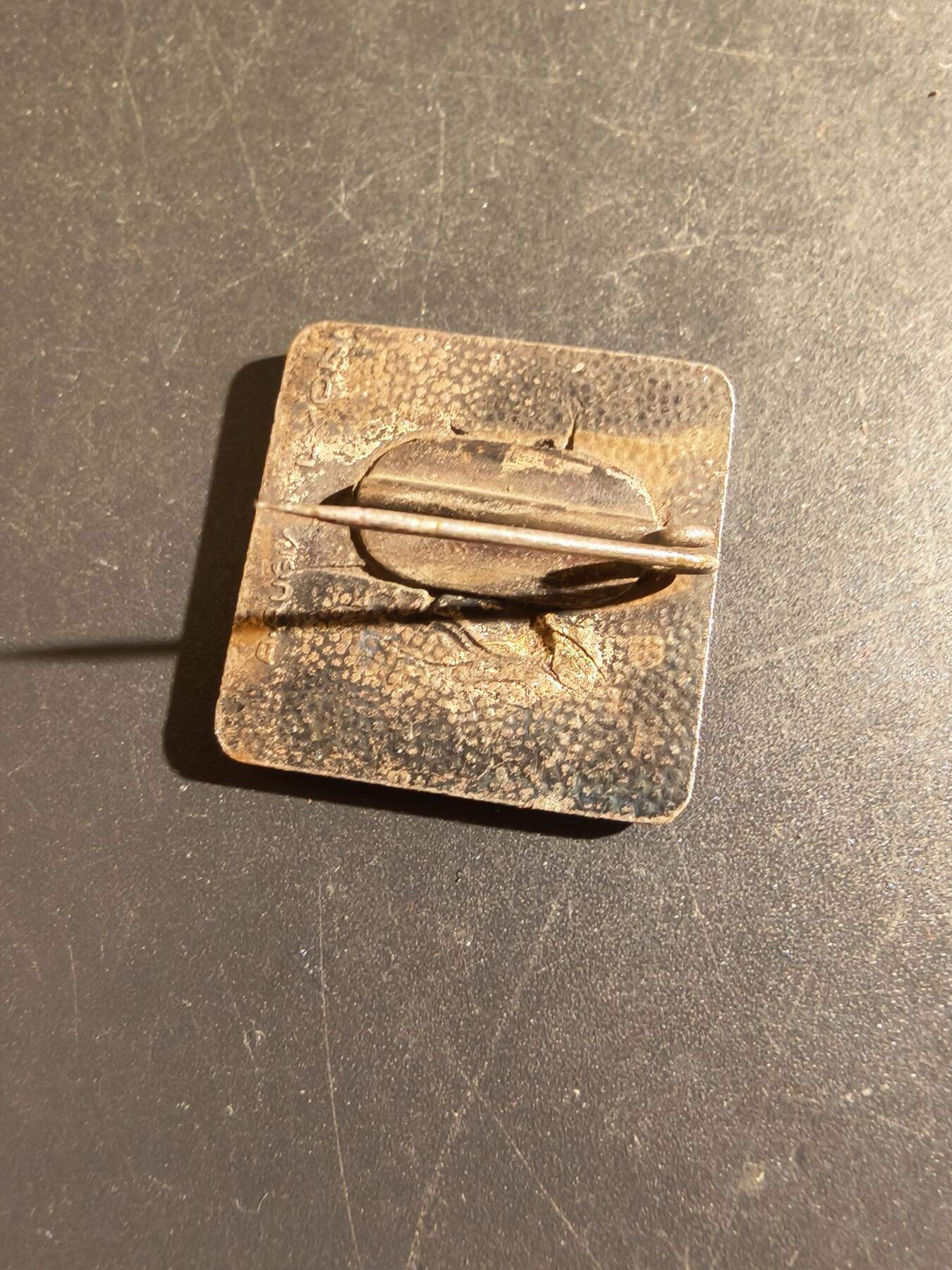 老王徽章第163期 13-15日三场连拍 16日统一发货  13、14日结束后可寄存 法国海军巡洋舰“光荣号”证章     :“光荣”号曾是法国海军的一艘巡洋舰，参与了第二次世界大战。