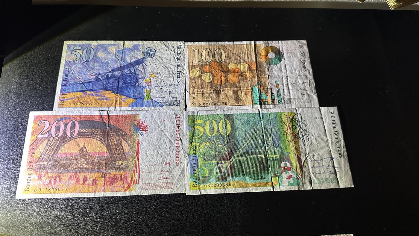 《外钞收藏家》第五百八十五期（精品场）（本平台长期征集拍品、欢迎藏友们联系合作）