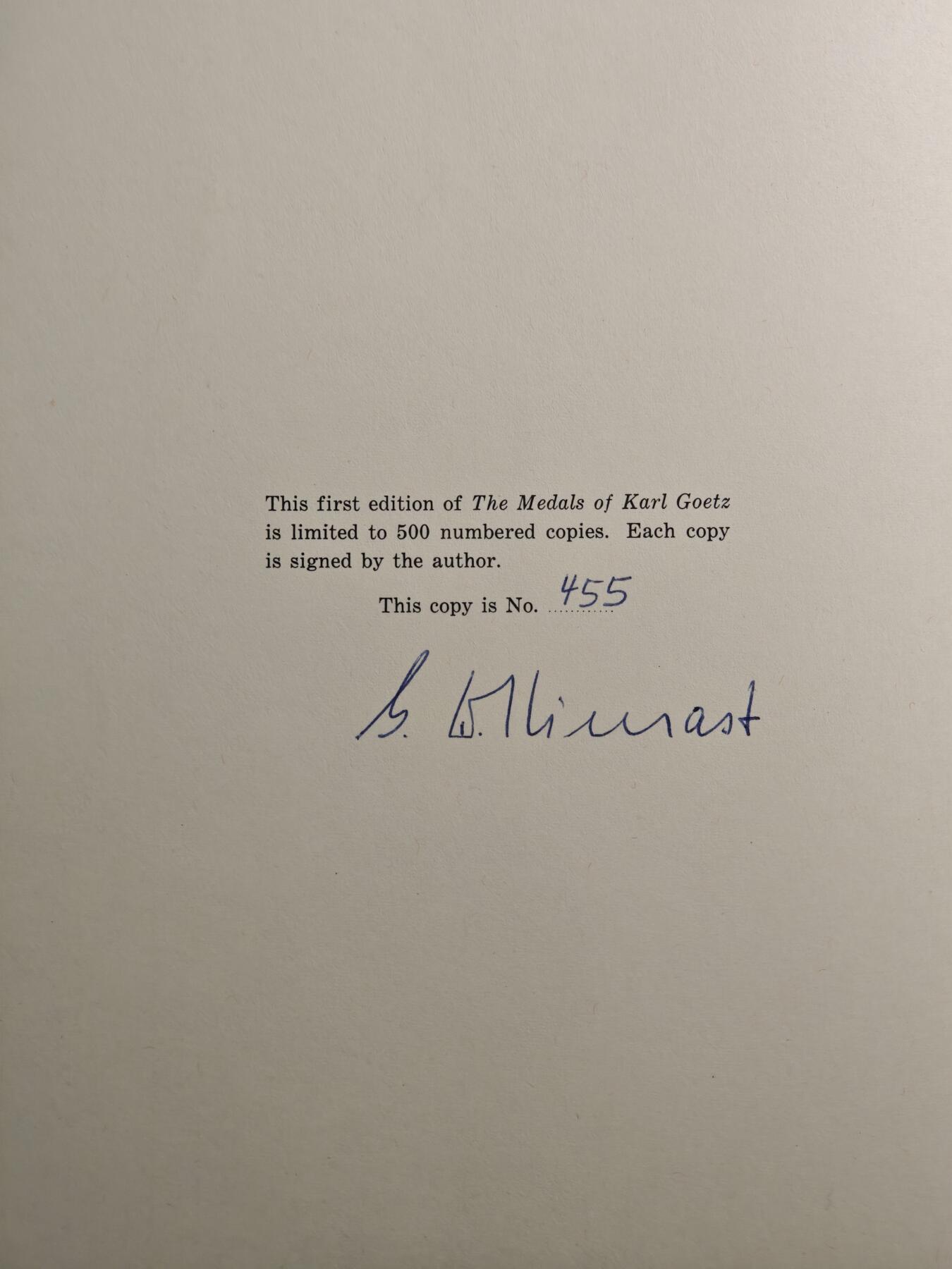 【德藏】世界币章拍卖第153期（拍品征集中~欢迎藏友联系） 97成新 绝版 1967年第一版 章牌大师卡尔歌茨-纪念章Kienast目录 作者亲笔签名版 超大开本 评级公司同款 全书约284页 布面镶嵌硬壳精装