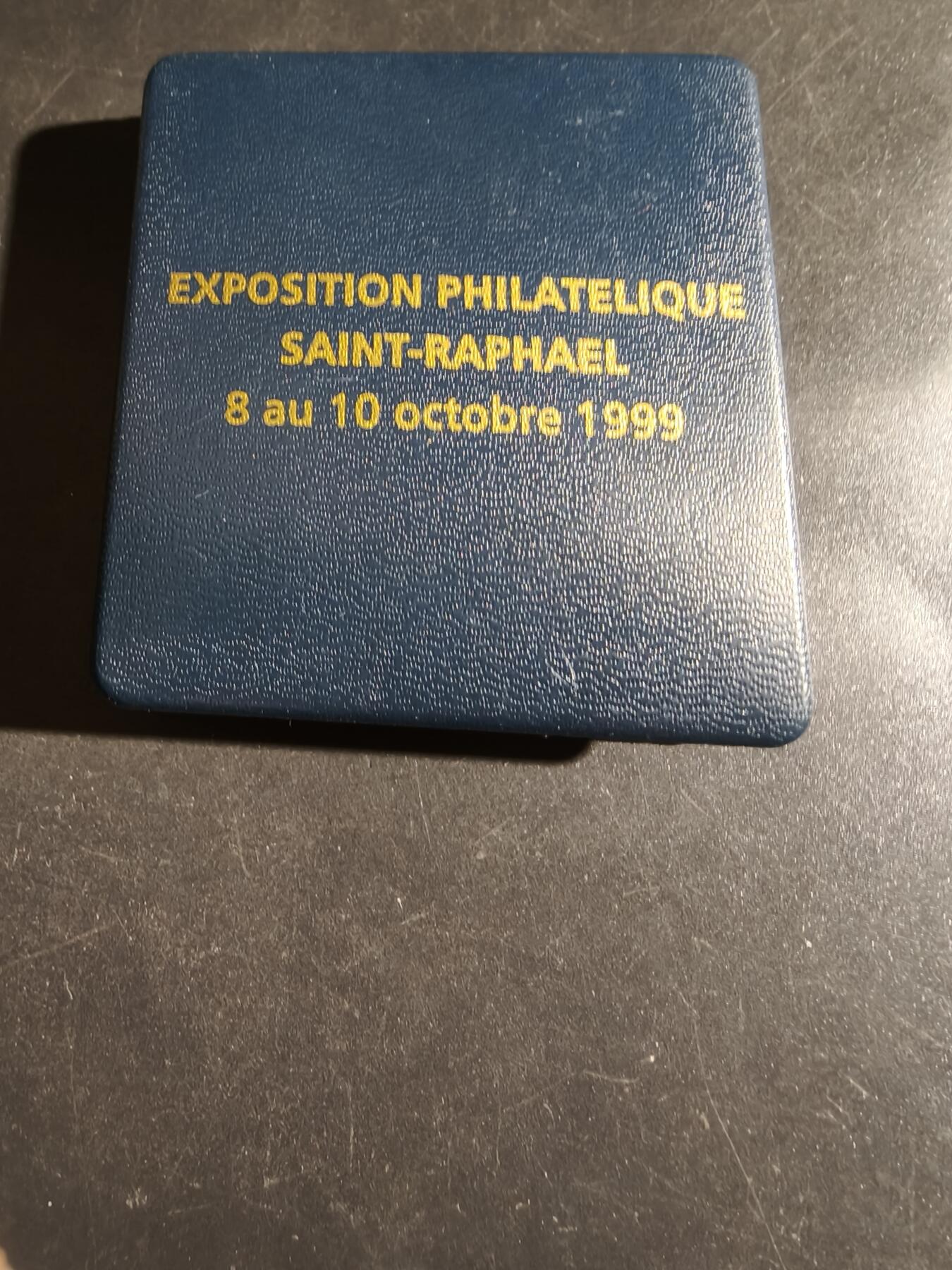 老王徽章第163期 13-15日三场连拍 16日统一发货  13、14日结束后可寄存 法国1999年圣拉斐尔集邮博览会纪念章    青年拿破仑头像     原盒     直径27mm.    重量9.1g