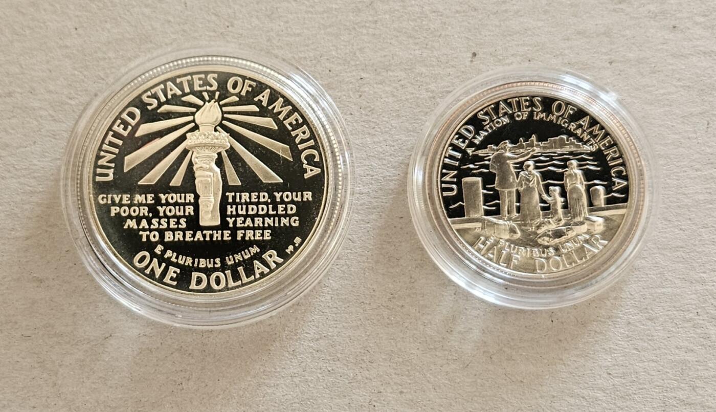 【币将精彩】世界钱币拍卖（2025-11-26） 美国1986币自由女神像百年精制套装两枚，1元银币26.7克，有氧化带包装。