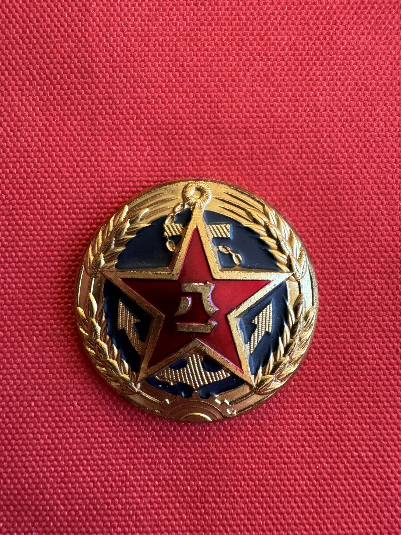 五哥徽章群   15号周六晚上八点4群联拍 帽徽