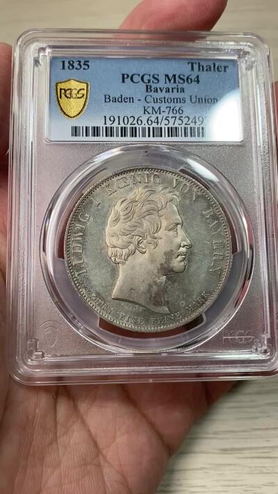 万国钱币拍卖第055期 PCGS MS64 1835年巴伐利亚路德维希一世纪念巴登加入关税同盟历史大泰勒 热门历史系列 无论工艺还是设计都是同时代中的佼佼者 双蛇缠绕的权杖是商业之神赫尔墨斯的象征 底板类镜面喷砂质感 64已是极其难得 越来越贵的品种