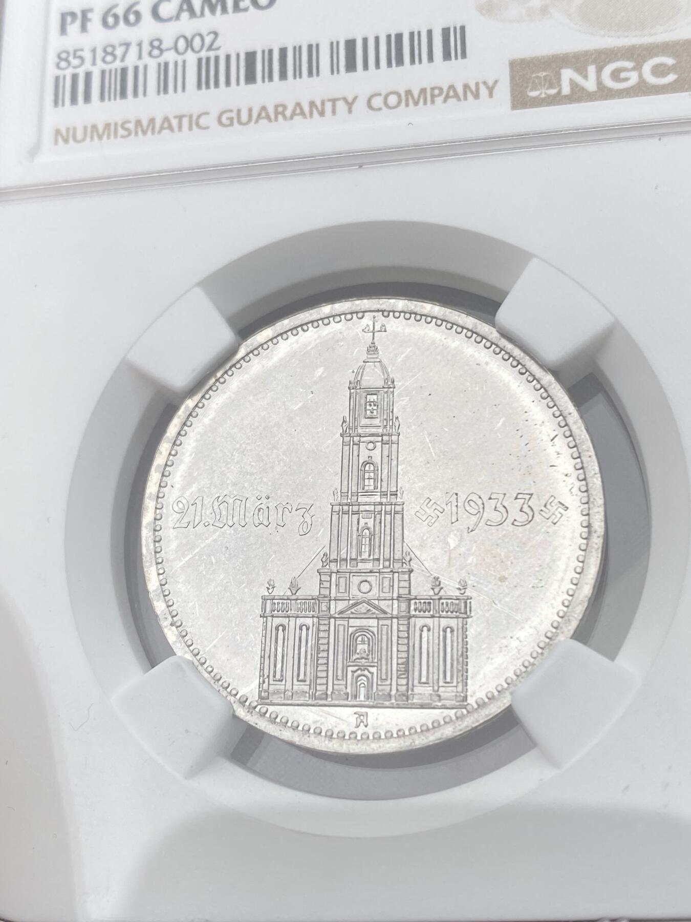 万国钱币拍卖第055期 NGC PF66CAM 1934年德三帝国波茨坦教堂加字精制5马克 普制通货极其常见的品种 但顶级品相的精制一直都是可遇不可求的存在 黝黑深度镜面精制底板 喷砂质感的教堂与帝国鹰 无需赘述的一枚GEM级别精制德三教堂 NGC唯一冠军分 23年8月HA一枚PF65成交价5760美金供参考