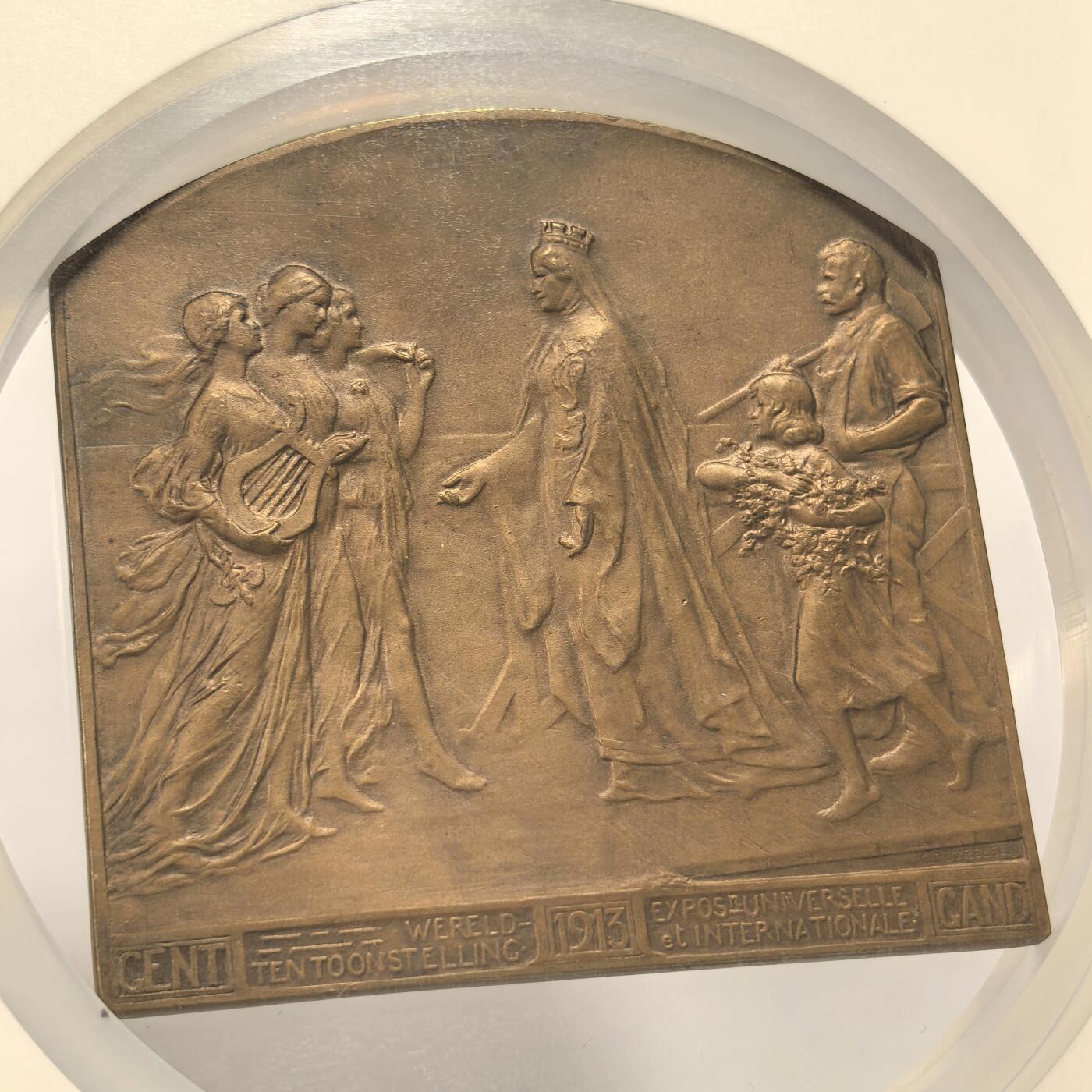 博洋堂世界钱币拍卖第146期（全场包邮） NGC MS64 冠军分！比利时1913年世博会纪念巨大铜章，70MM方拱桥形状特殊款极其少见，正面是女神指引下物阜人丰，背面是比利时王后会见工商农业各界代表，极具亲和力的一款历史叙事大章！