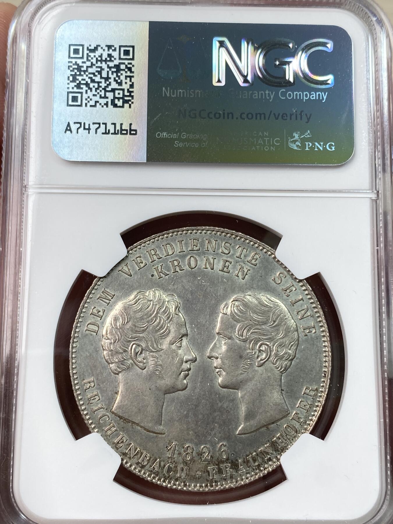 万国钱币拍卖第055期 NGC MS61 1826年德国巴伐利亚路德维希一世时期两位杰出科学家纪念大泰勒 币面有类似博物馆收藏编号的数字 1826年巴伐利亚赖兴巴赫和夫琅禾费相继去世 这是王国重大损失 路德维希一世发型此泰勒边铭文:为居功至伟者献上桂冠