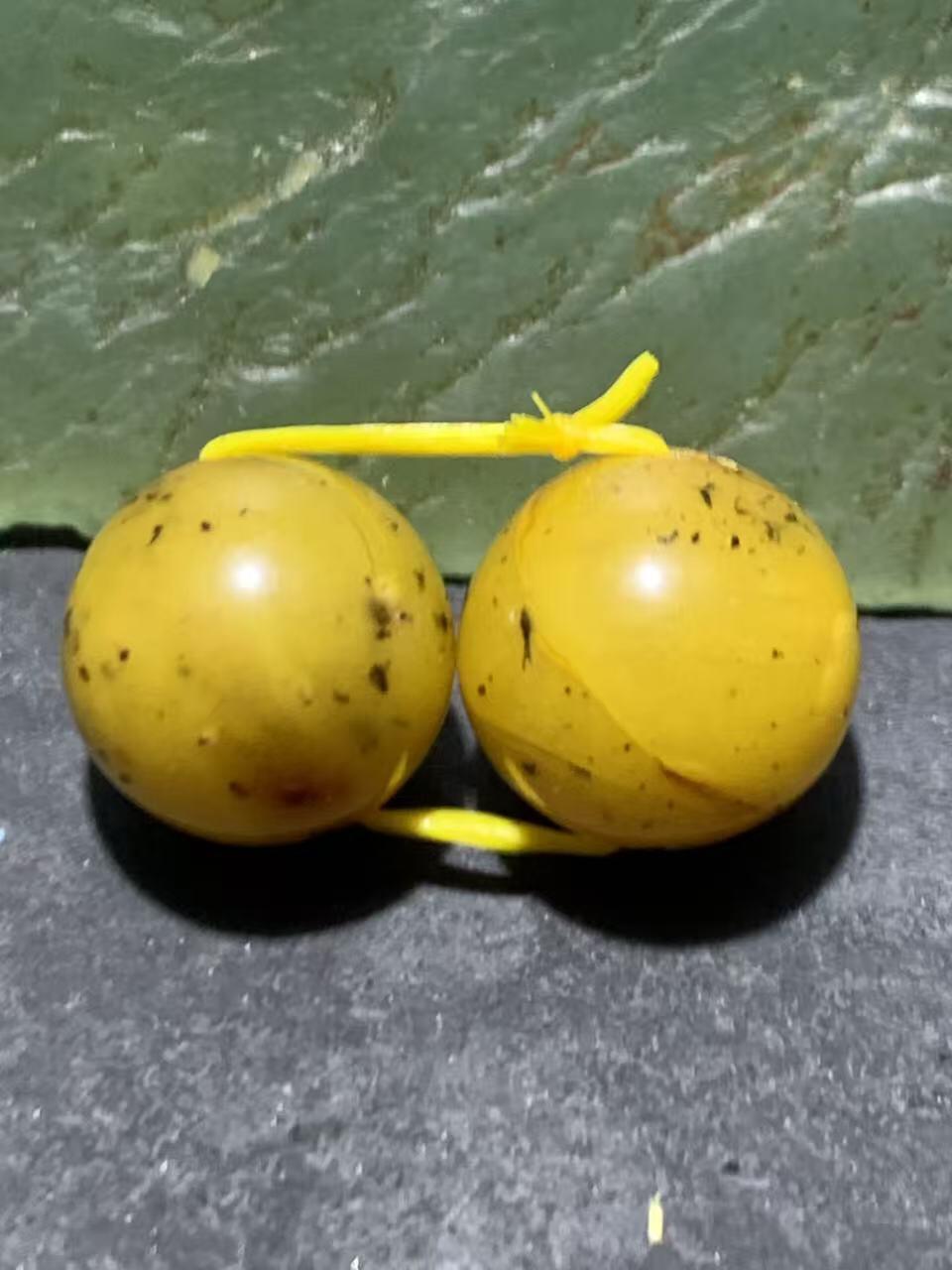 天然俄料蜜蜡通货圆珠一对，