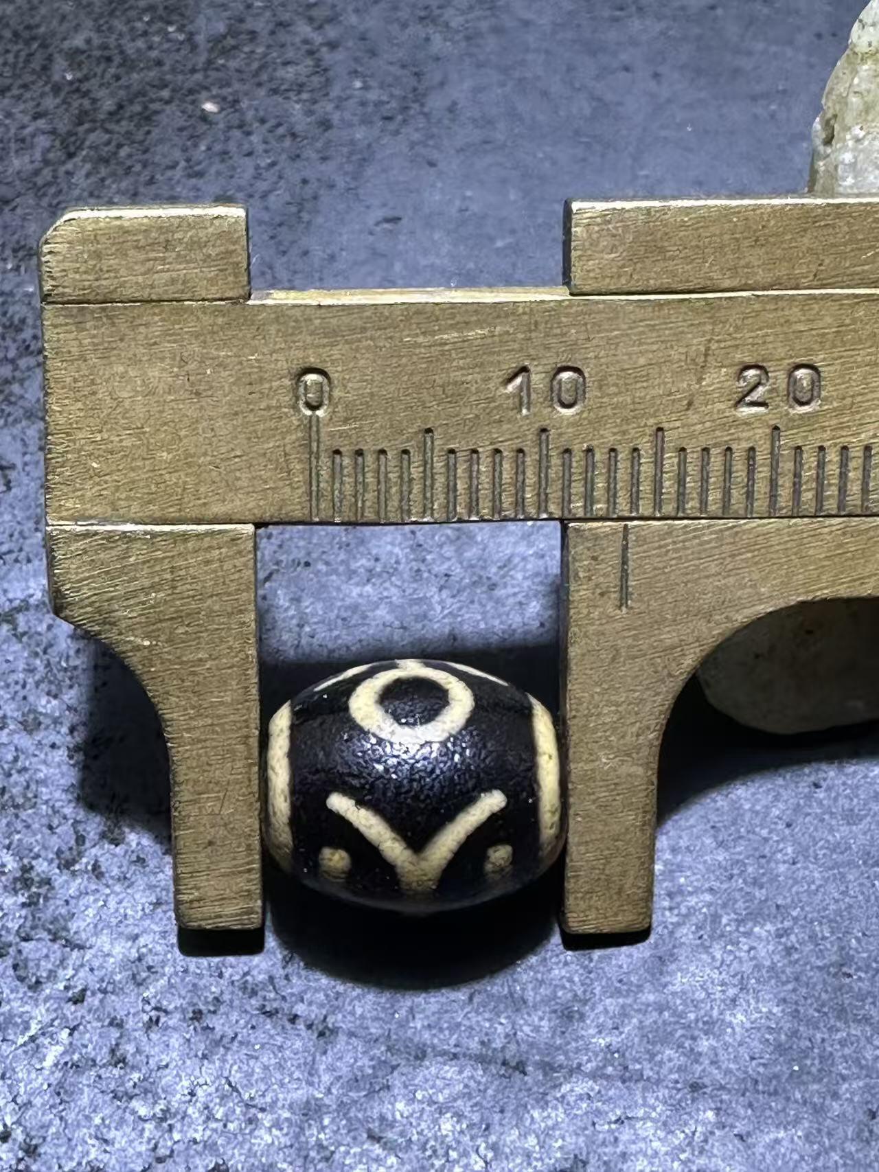 仅此一颗，精品藏传牙黄贵人玛瑙天珠一颗，。，