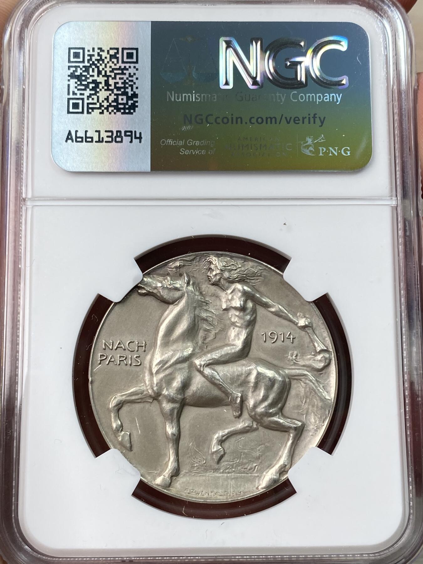 万国钱币拍卖第055期 NGC MS64 1915年德国一战时期帝国将军施里芬计划征服巴黎纪念银章 一战罕见品种 亚历山大·海因里希·鲁道夫·冯·克鲁克是普鲁士第一军团将军 1915年按照德军总部执行施里芬计划征服法国失败 同年3月其在埃斯纳和被弹片击伤退役  高浮雕骑马的裸女神刻画非常特色 NGC冠军分 顶级收藏品质麦稀奇首拍