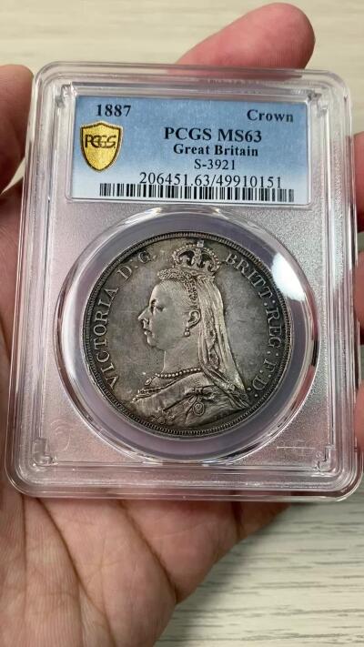 万国钱币拍卖第055期 PCGS MS63 1887年英国维多利亚女皇高冠马剑克朗 英系乌云酱彩包浆