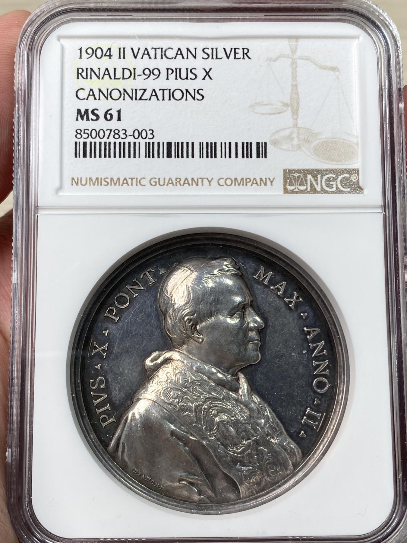 万国钱币拍卖第055期 NGC MS61 1904年梵蒂冈教皇国庇护十世纪念圣徒亚历山大·索利和杰拉德·马耶拉大银章 超高浮雕圣徒亚历山大·索利和杰拉德·马耶拉在圣灵的照耀下诵读圣训