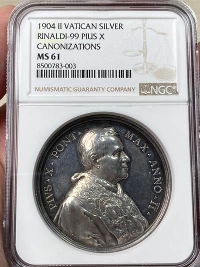 万国钱币拍卖第055期 - NGC MS61 1904年梵蒂冈教皇国庇护十世纪念圣徒亚历山大·索利和杰拉德·马耶拉大银章 超高浮雕圣徒亚历山大·索利和杰拉德·马耶拉在圣灵的照耀下诵读圣训