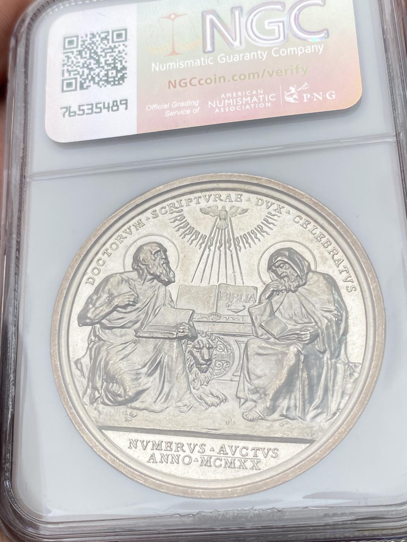 万国钱币拍卖第055期 NGC MS64 1920年梵蒂冈教皇国本笃十五世使徒佩特罗纪念大银章 高浮雕双圣圣杰罗尼姆和圣以法莲研读圣经 雄狮安坐在旁 镜面喷砂质感顶级收藏级