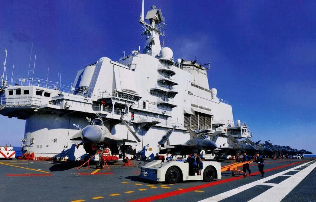 红色经典收藏拍卖专场第31期 库存品相 辽宁舰盾章带原盒  出访纪念品  不含笔记本电脑  可挂 可摆