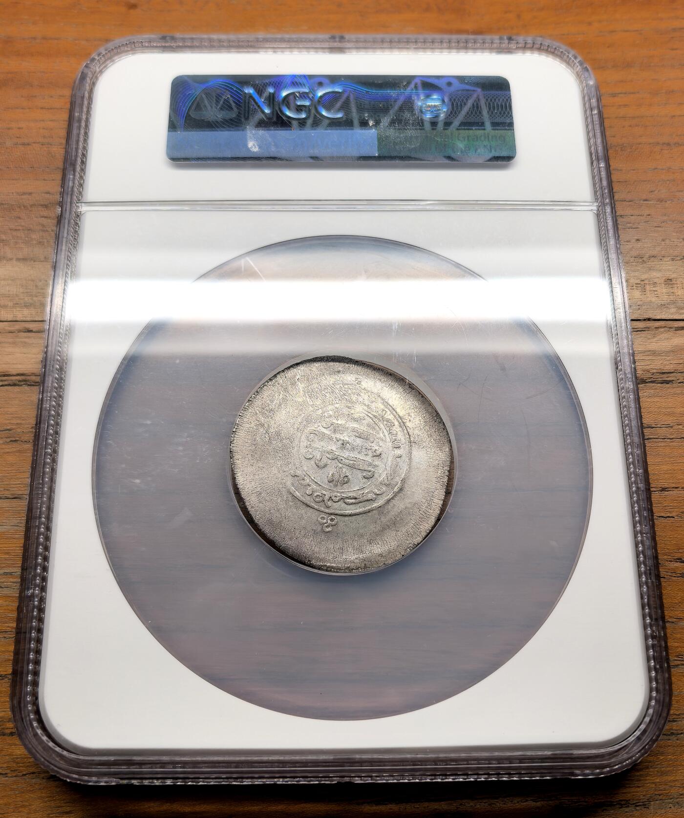 泉海漫舟·凡希社世界钱币微拍第三百十四期 【NGC-MS62冠军】中亚 班尼居尔王朝(萨曼王朝封臣)1迪尔汗(大面值迪尔汗)银币，丝绸之路钱币。此币铸造于10世纪，时值五代十国至北宋初年，此种超大尺寸的银币(直径45毫米)和欧洲中世纪小银片相比显得尤为特殊和夸张，历经千余年仍能保存为MS状态的非常罕见。班尼居尔是活跃于9-10世纪早期的政权，一度统治着吐火罗与巴达克山（此币即铸于巴达克山，现阿富汗境内）。