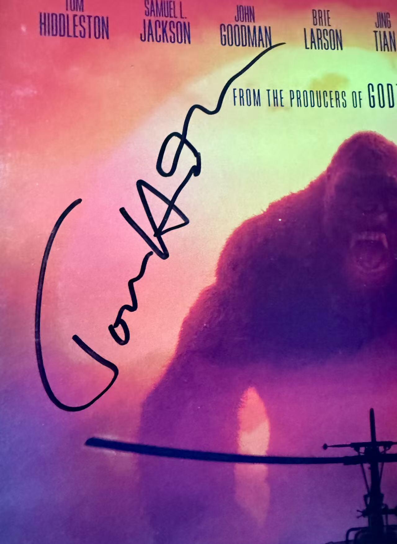 零元拍：《金刚：骷髅岛》IMAX 3D原版海报，“抖森”汤姆·希德勒斯顿、塞缪尔·杰克逊、布丽·拉尔森、景甜4人亲笔签名，尺寸A3。图七为装裱效果，拍品不含装裱。