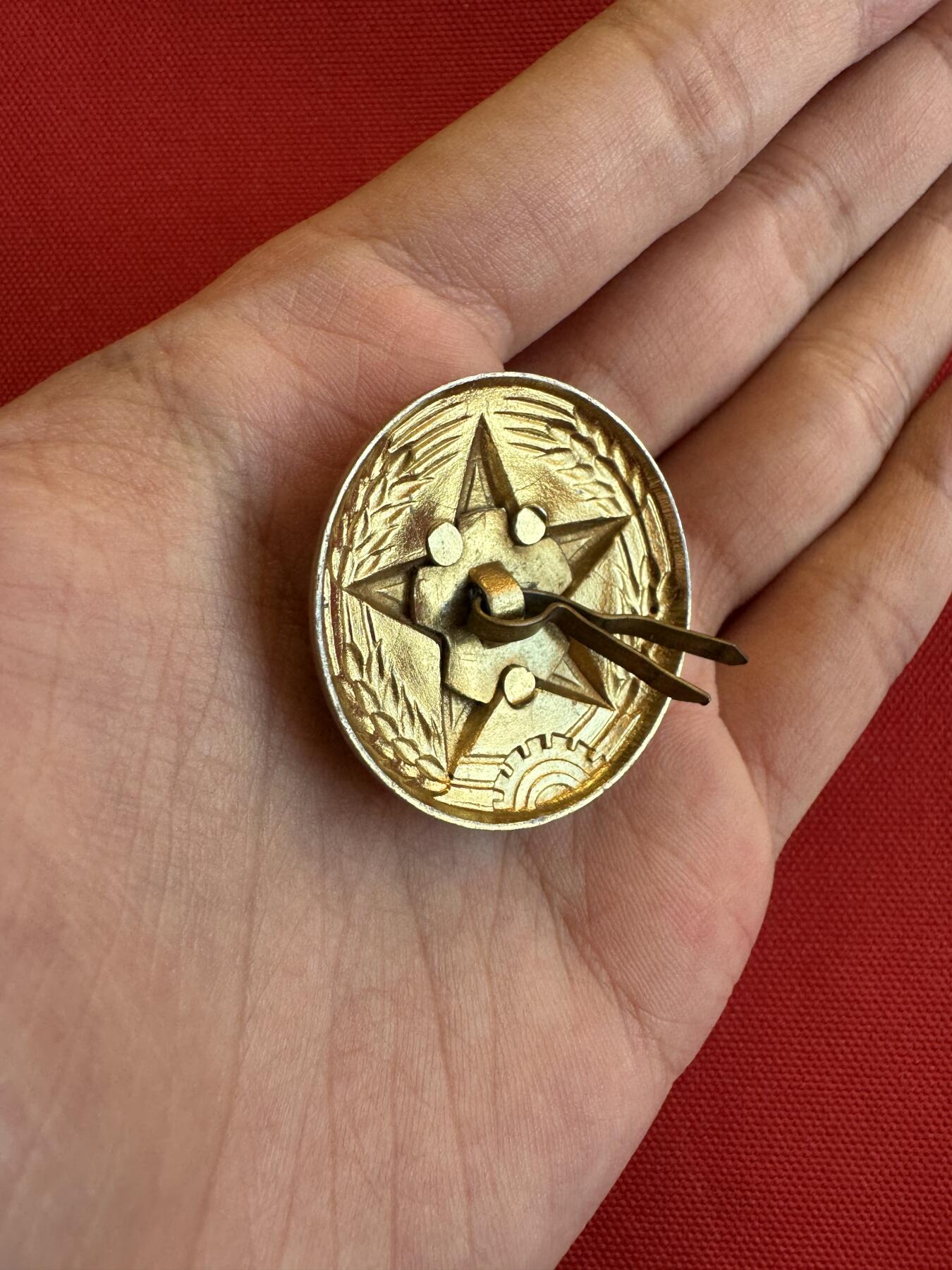 五哥徽章群   15号周六晚上八点4群联拍 帽徽